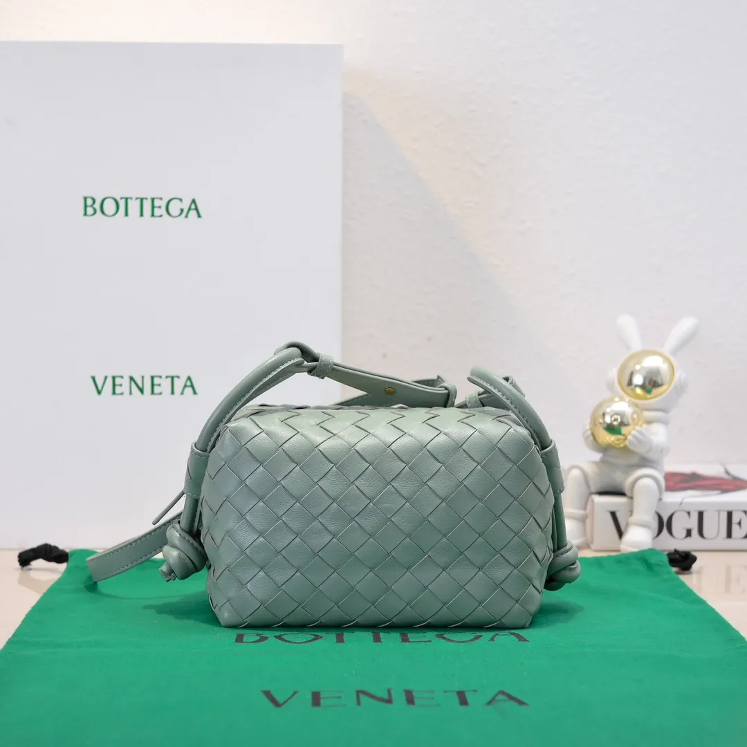 Batch 1360 BOTTEGA VENETA 2024 new loop is here! ! Many girls who like BV have owned the Loop bag. It has a simple appearance, classic weaving, and a compact and lightweight bag shape. This innovation continues the "camera bag" shape. Unlike the traditional Loop bag, which can only be worn as a crossbody bag, this innovation It can be carried by hand or cross-body, satisfying both the concave shape and daily needs. The oversized buckle can be folded and used as a handle. The sultry heat in summer ☀️ usually reduces people's desires. Having a lightweight bag will greatly enhance the happiness of traveling🫧 Style number: 6615 Size: 19*12*9cm